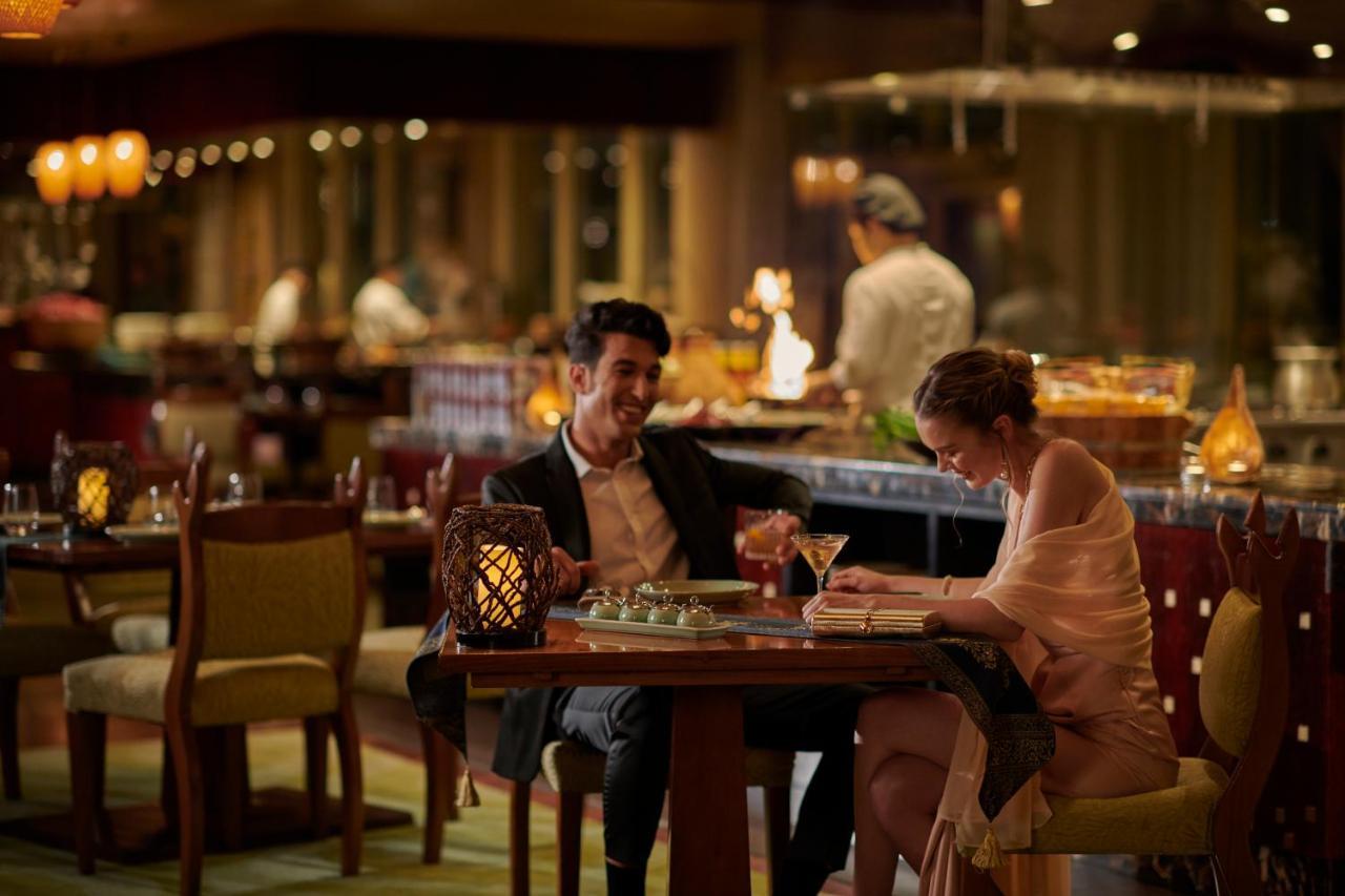 Grand Hyatt Doha Hotel & Villas Kültér fotó A couple dining at the restaurant