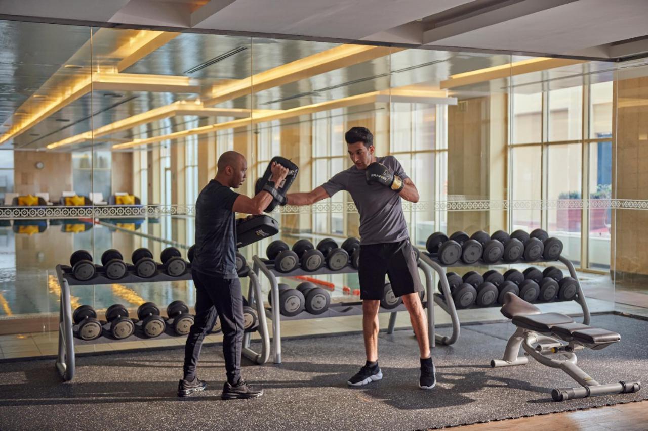 Grand Hyatt Doha Hotel & Villas Kültér fotó Personal trainer with a client