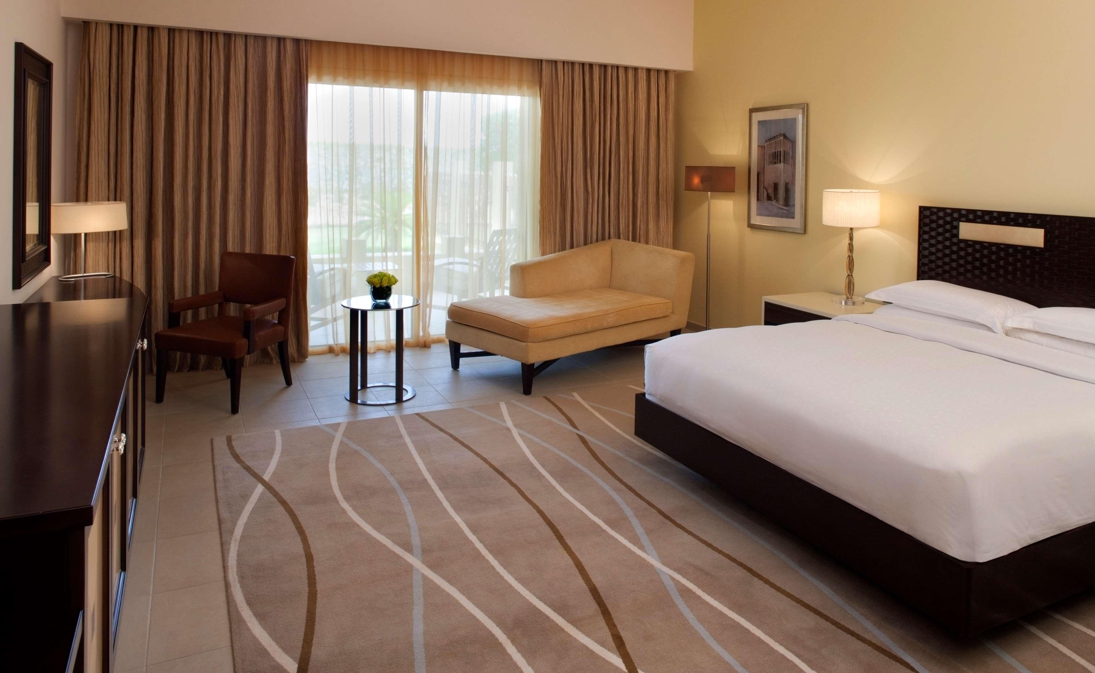 Grand Hyatt Doha Hotel & Villas Kültér fotó A bedroom at the Jumeirah Beach Hotel