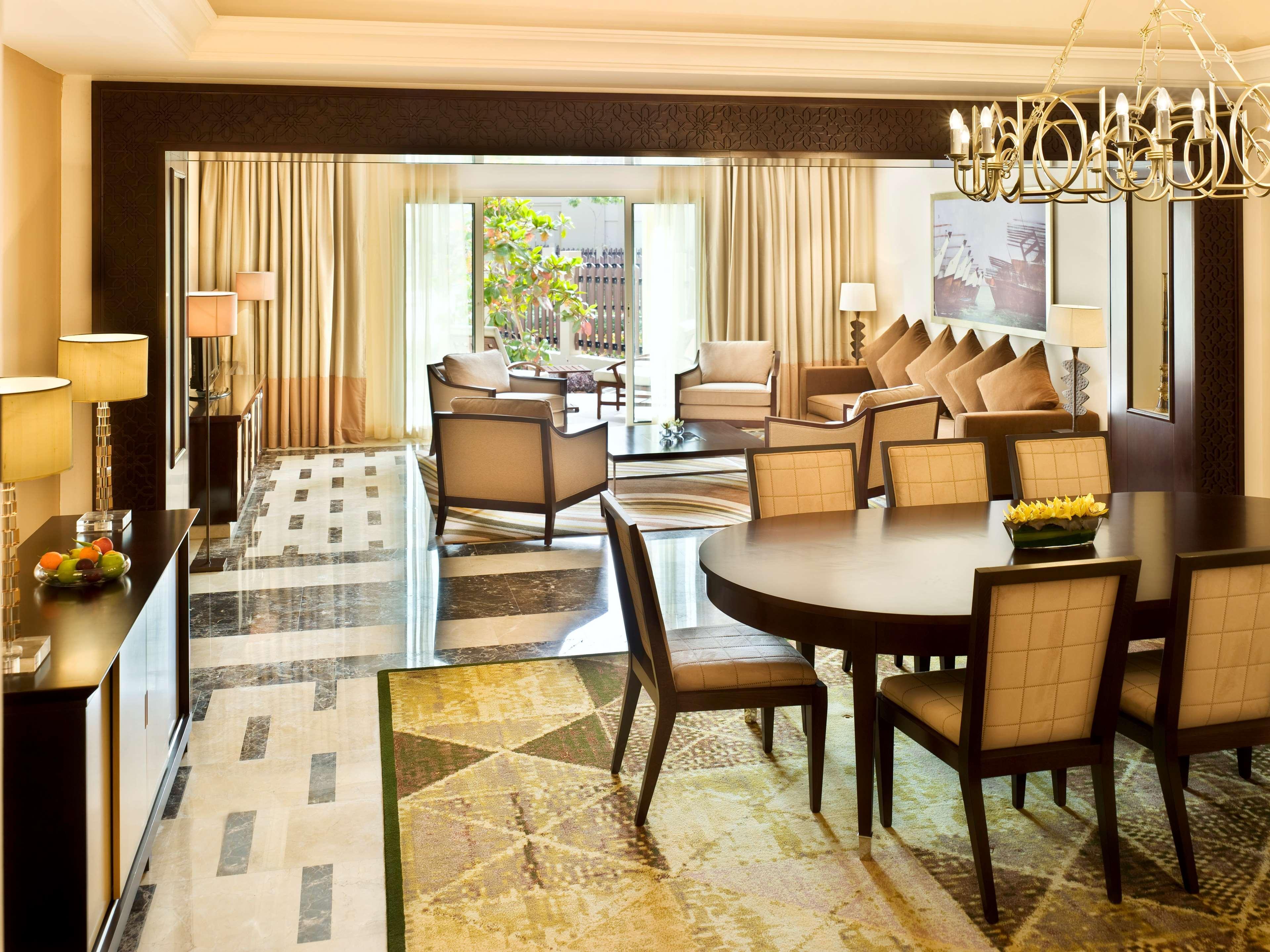 Grand Hyatt Doha Hotel & Villas Kültér fotó A suite at the Ritz-Carlton, Dubai