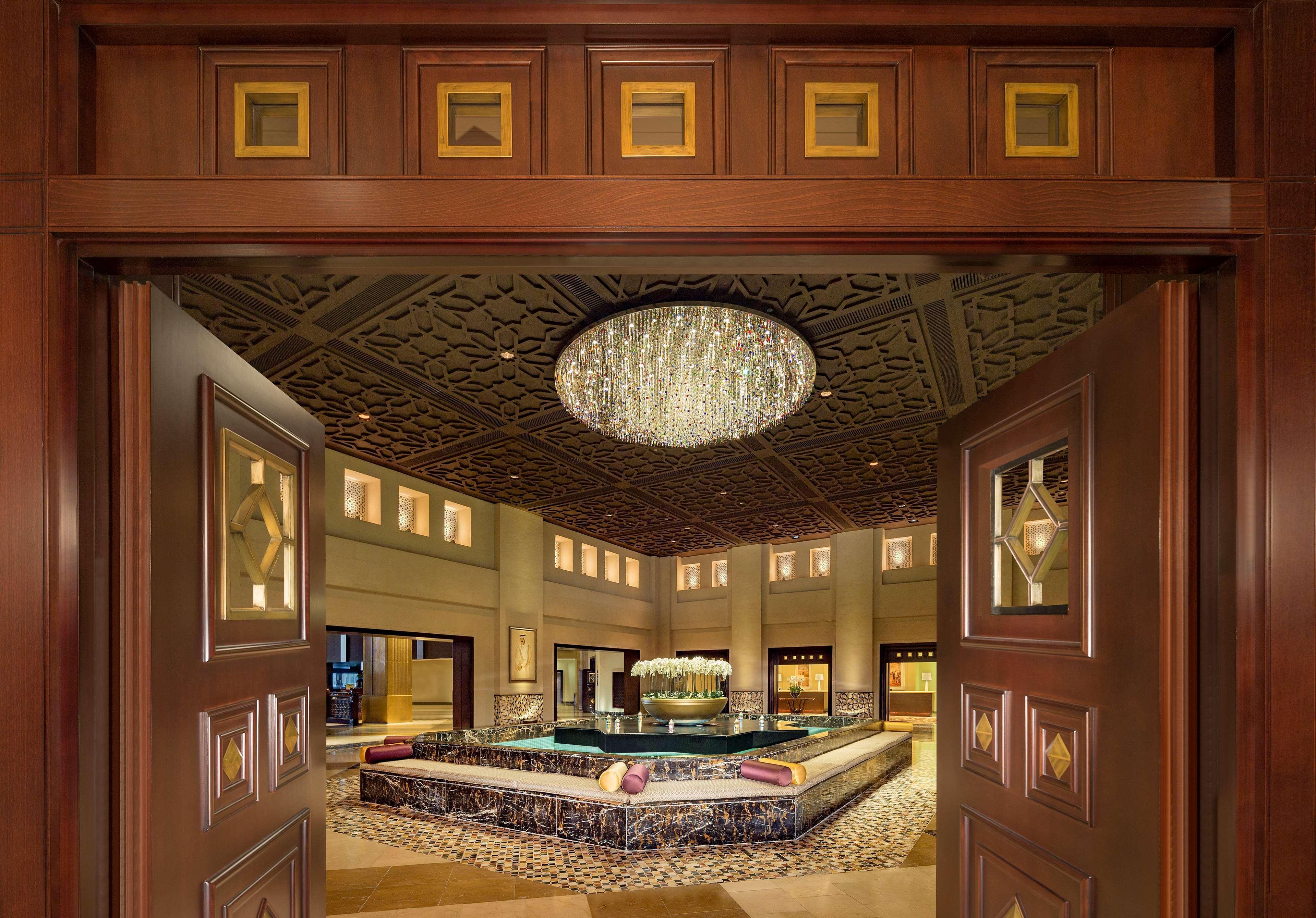 Grand Hyatt Doha Hotel & Villas Kültér fotó The lobby of the Emirates Palace