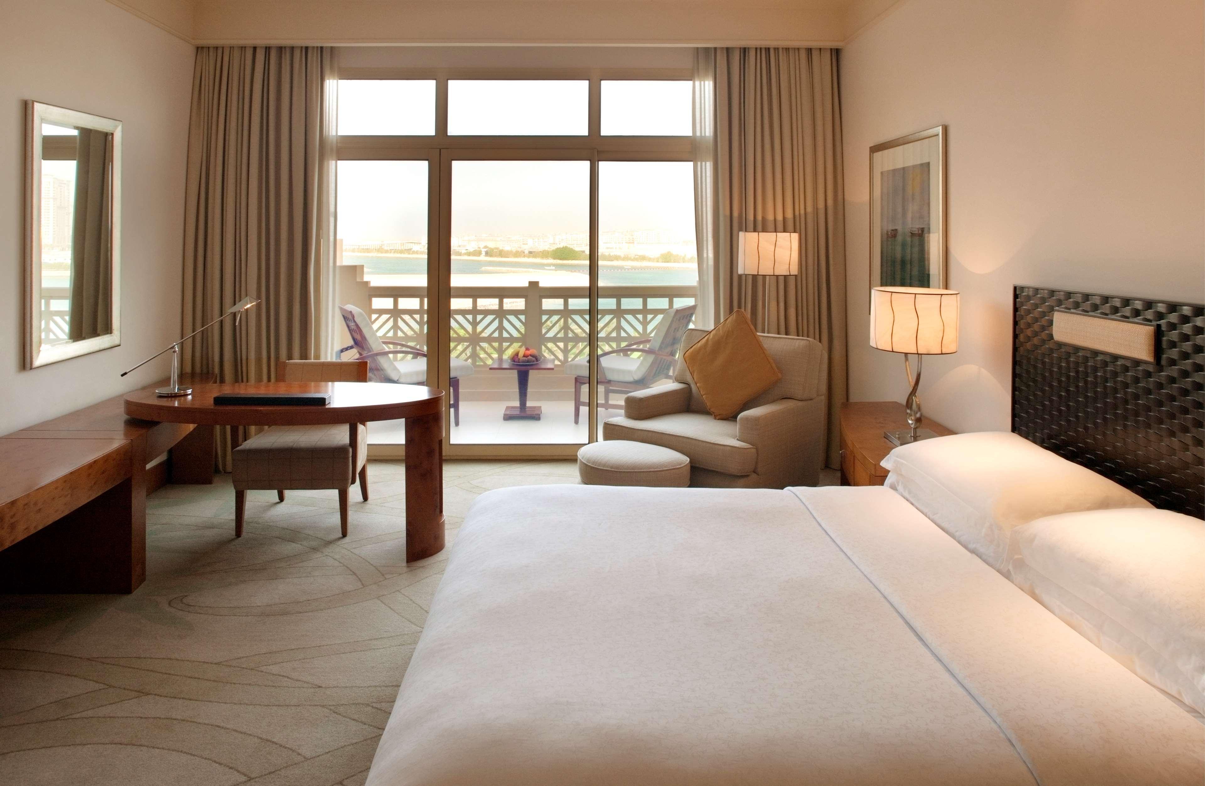 Grand Hyatt Doha Hotel & Villas Kültér fotó A guest room at the Jumeirah Beach Hotel