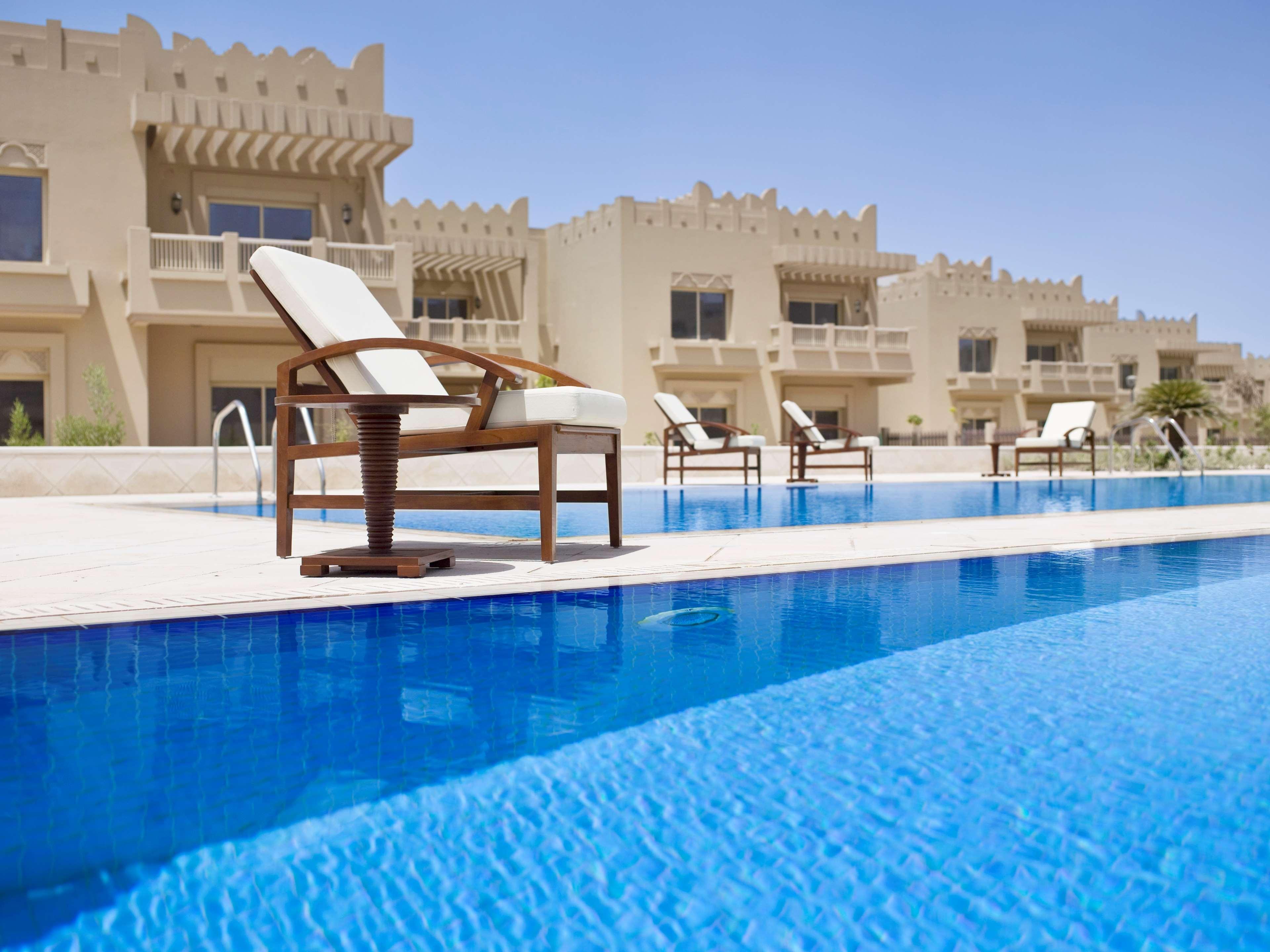 Grand Hyatt Doha Hotel & Villas Kültér fotó The swimming pool at the resort