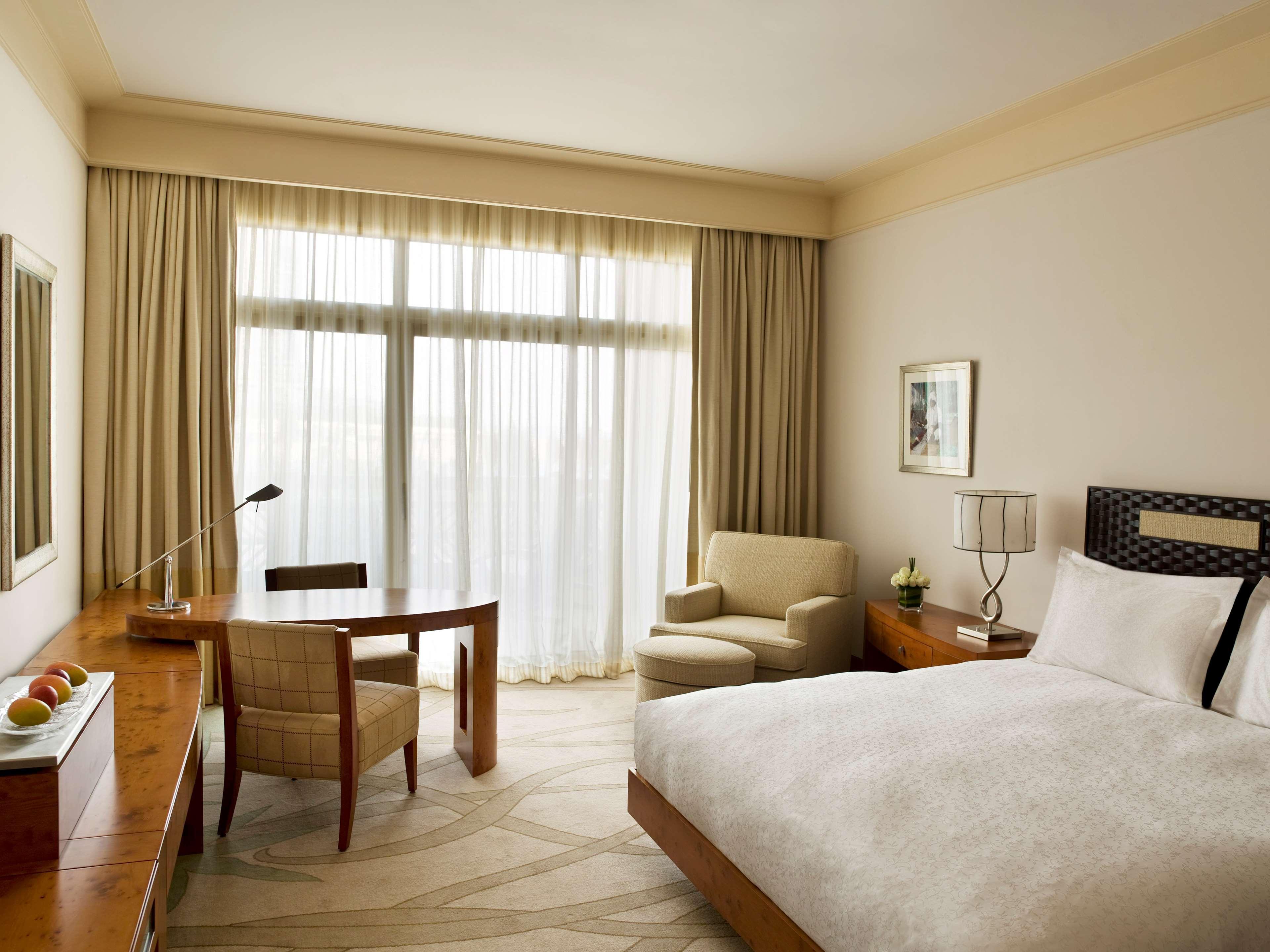 Grand Hyatt Doha Hotel & Villas Kültér fotó A room at the Conrad Dubai