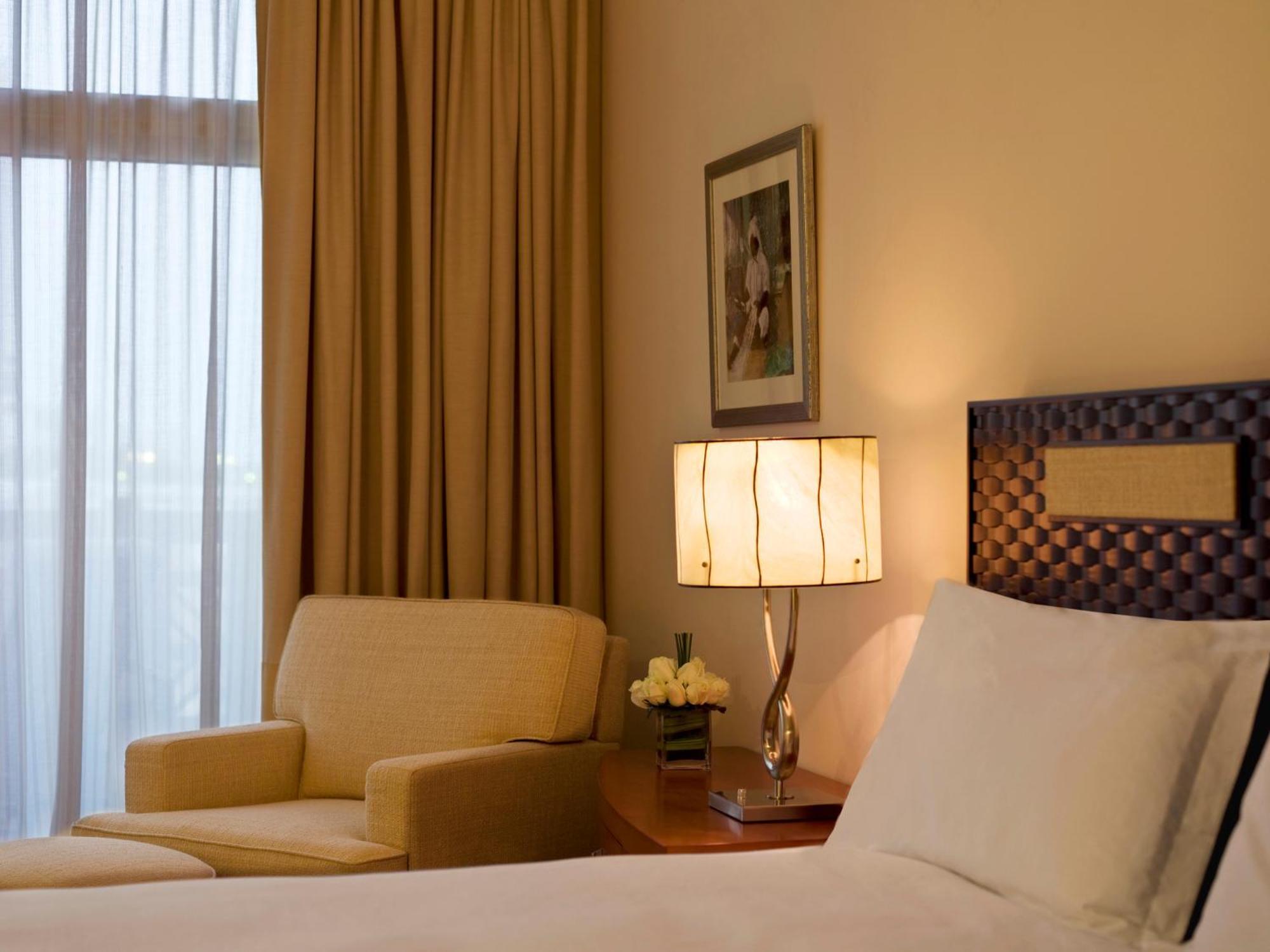 Grand Hyatt Doha Hotel & Villas Kültér fotó A bedroom at the hotel