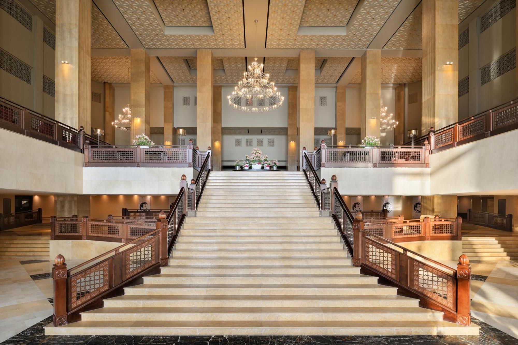 Grand Hyatt Doha Hotel & Villas Kültér fotó The main staircase at the Ritz-Carlton, DIFC