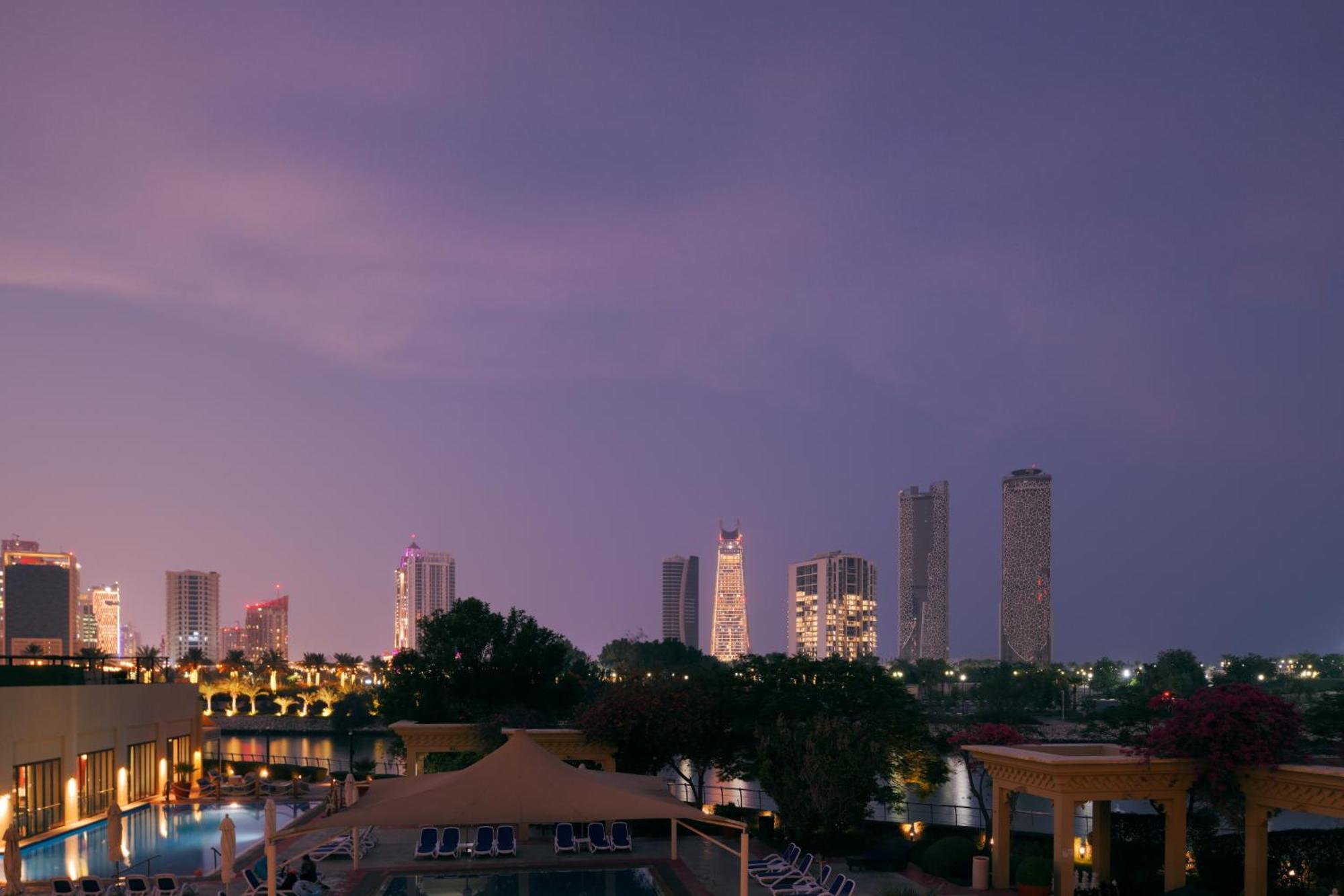 Grand Hyatt Doha Hotel & Villas Kültér fotó View of the city at night